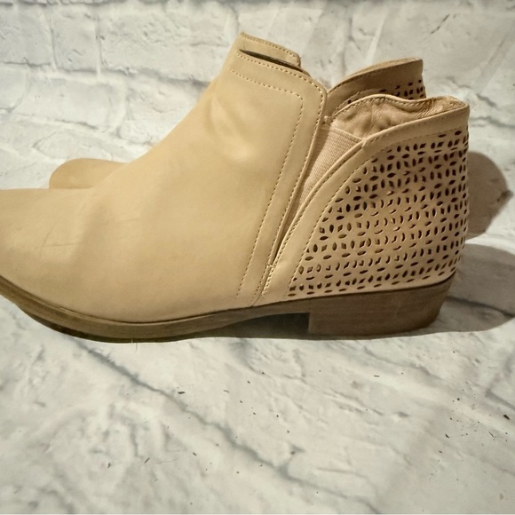 EVSIE Beige Footwear - Picture 3 of 6